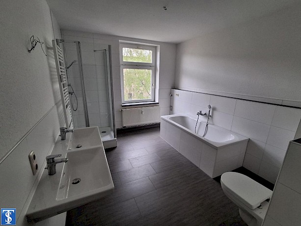 Großzügiges Wohnen über den Dächern von Adorf – Charmante 4-Raum-Dachgeschosswohnung mit Einbauküche - Photo 3