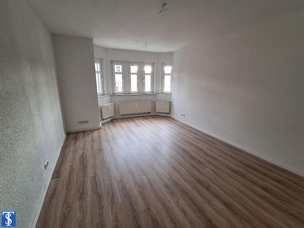 Großzügiges Wohnen über den Dächern von Adorf – Charmante 4-Raum-Dachgeschosswohnung mit Einbauküche - Photo 1